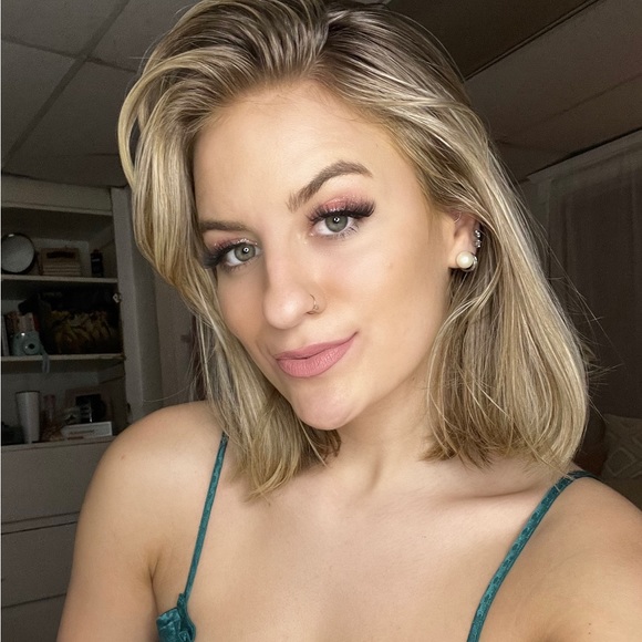 dana_gustely